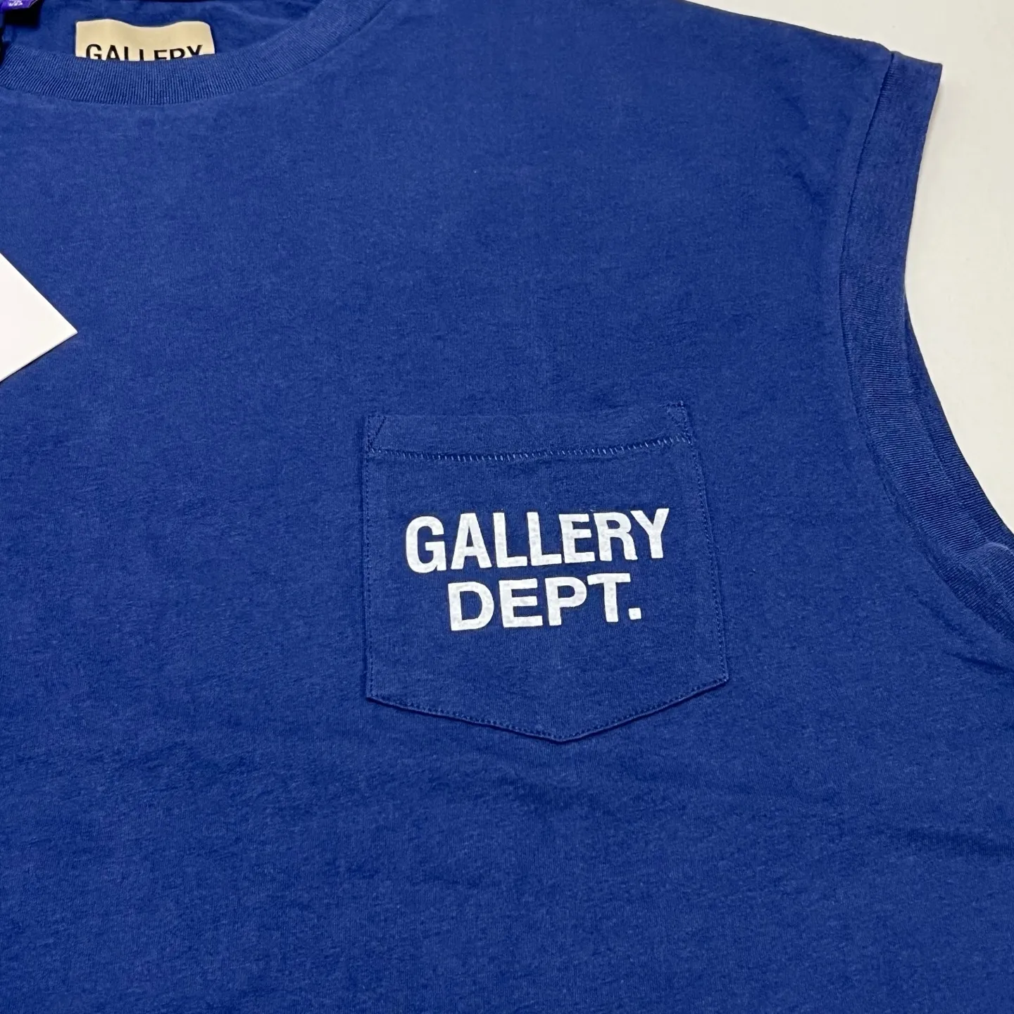 GALLERY DEPT. AUGI SLEEVELESS TEE/VINTAGE BLACK/NAVY/WHT English pocket sleeveless vest TEE Washed black/navy blue/white S-XL Same as the original version Super comfortable summer brushed lightweight material No sense of comfort on the upper body Loose and crisp fit Comfortable and breathable